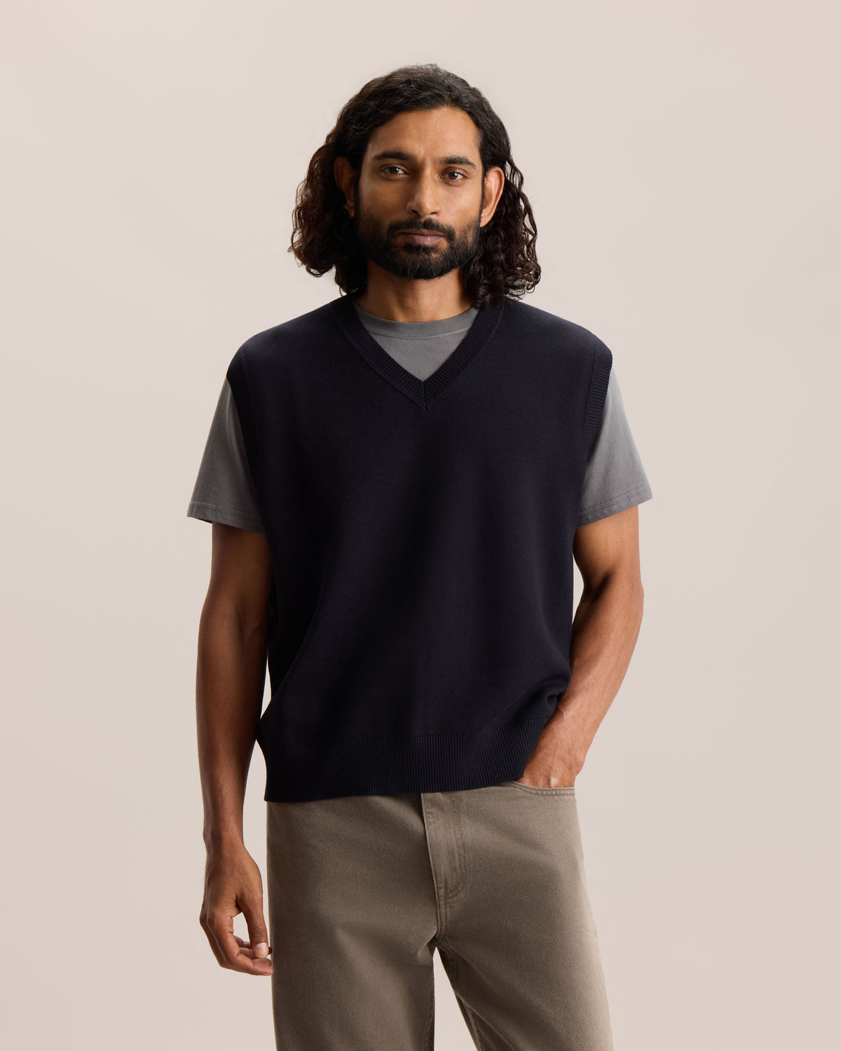 ESSENTIAL V-NECK VEST