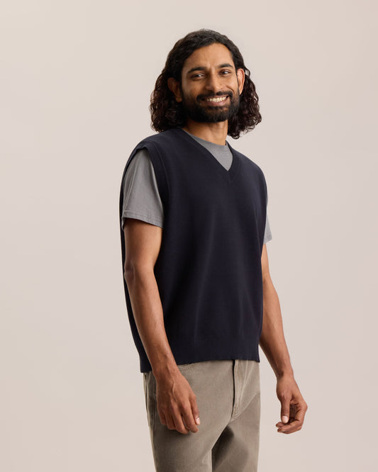 ESSENTIAL V-NECK VEST