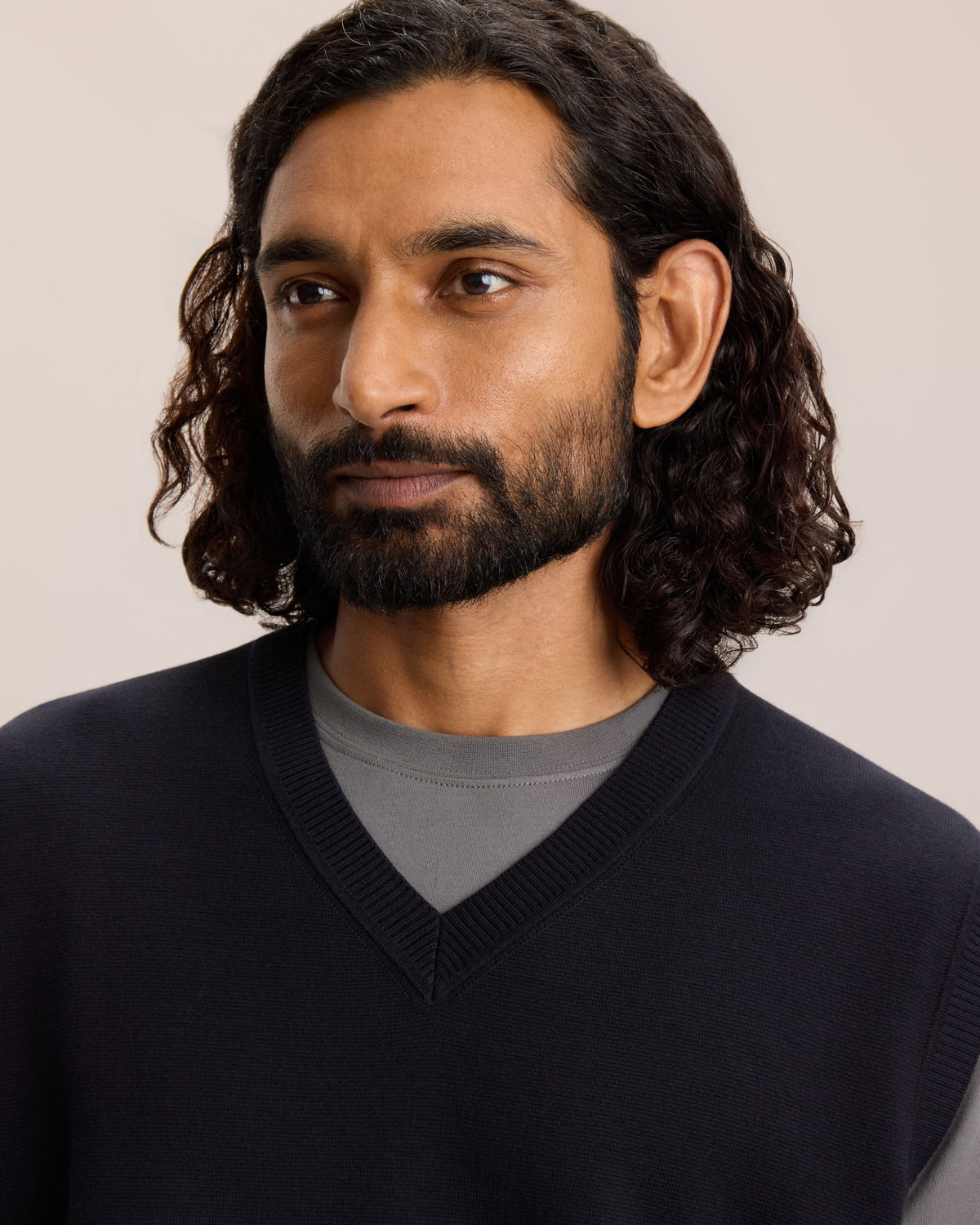 ESSENTIAL V-NECK VEST